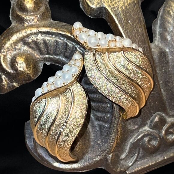Vintage Pearl & Gold tone Clip on Earrings - Picture 6 of 7